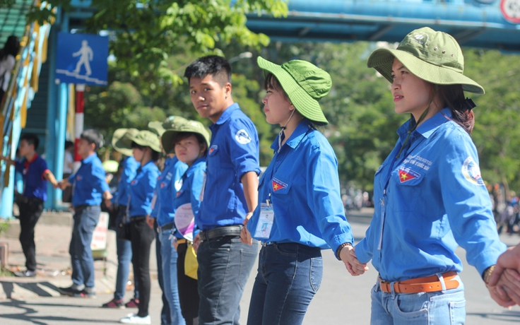 Thanh niên tình nguyện đội nắng 40 độ C tiếp sức mùa thi