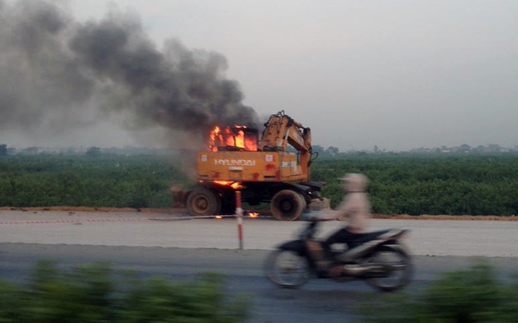 Đang hoạt động, máy xúc bốc cháy dữ dội