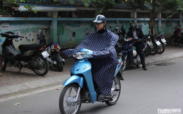 Khoác ‘chăn bông’ lái xe máy giữa trời đông Hà Nội