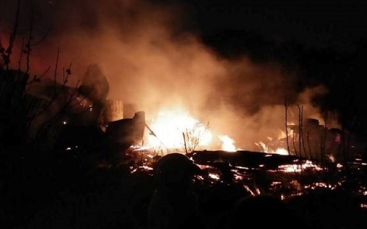 Xưởng gỗ ở Hà Nội cháy dữ dội trong đêm 23 tháng Chạp