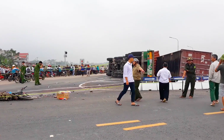 Danh tính hai mẹ con tử vong trong vụ container lật ngang trên đường