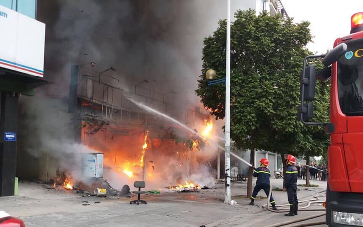 Sau tiếng nổ lớn, 2 cửa hàng ăn uống ở Hà Nội bốc cháy dữ dội