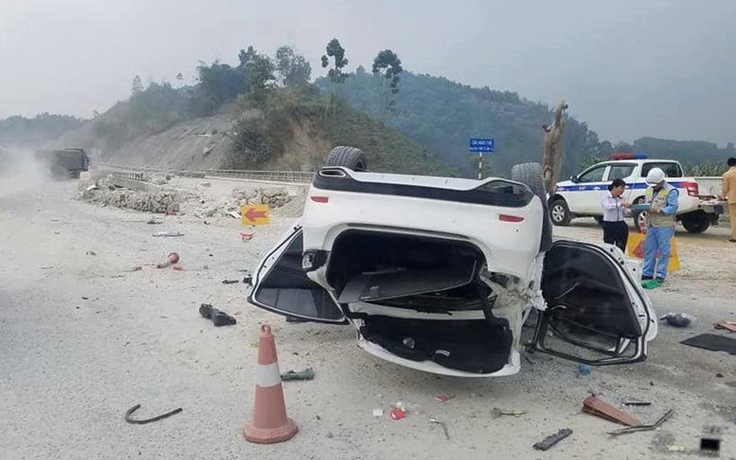 Xế hộp 'phơi bụng' trên cao tốc Hà Nội - Lào Cai, 3 người bị thương