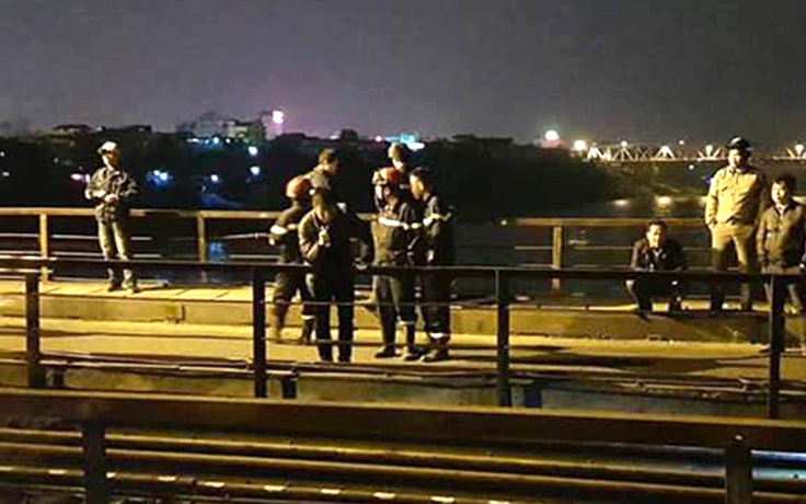 Đi bộ trên đường sắt cầu Long Biên, một người bị tàu tông rơi xuống sông Hồng