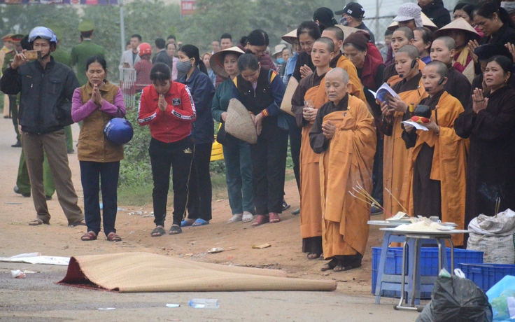 Xe khách đâm đoàn đưa tang: Giấu mẹ, 'âm thầm' làm đám tang cho em trai