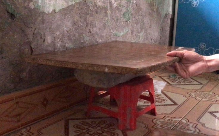 Gia cảnh khó khăn của nữ sinh bị bạo hành: Chiếc bàn học được kê từ gạch