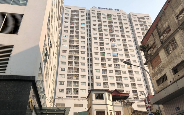 Đang cấp cứu bé trai rơi từ tầng 11 chung cư Hà Nội xuống mái tầng 1