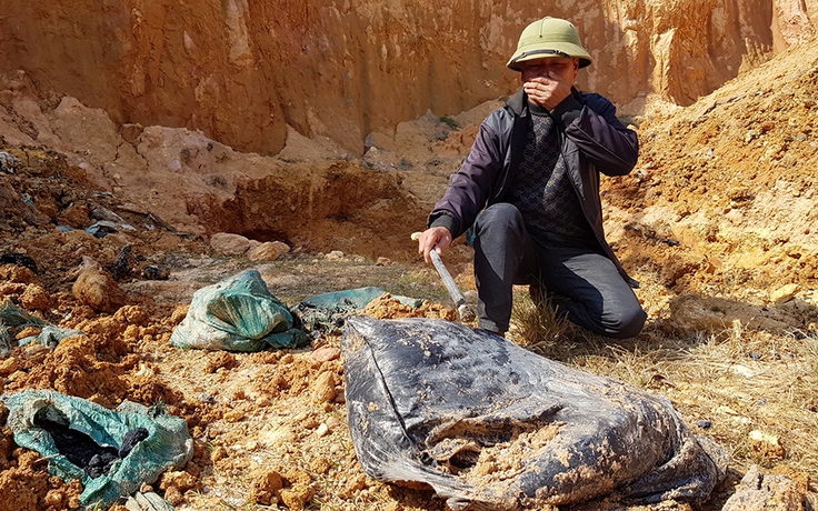Phát hiện khối lượng lớn chất thải 'lạ' chôn trộm gần nguồn nước sạch ở Sóc Sơn