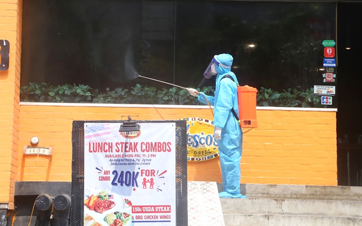 Cận cảnh phun khử khuẩn tiệm pizza và khu dân cư ở Hà Nội phòng chống Covid-19