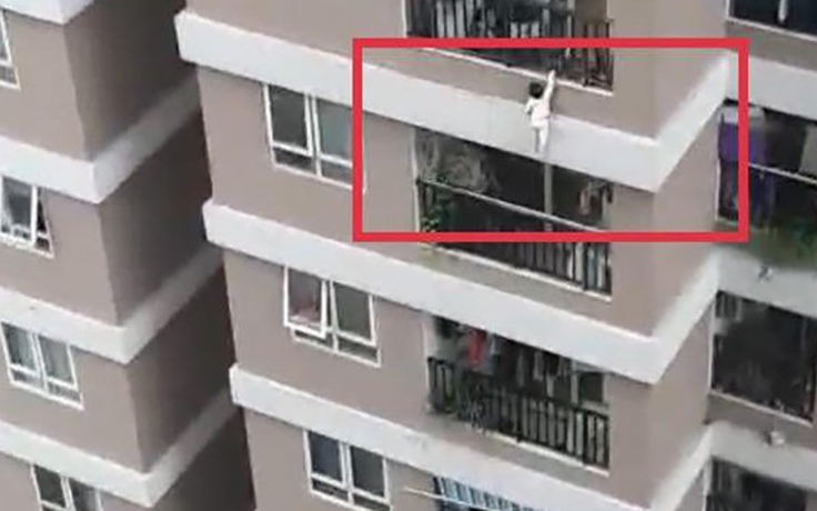 ‘Hú vía’ bé gái 3 tuổi treo mình lơ lửng từ tầng 12A chung cư