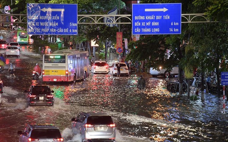Hà Nội chi hàng trăm triệu USD chống ngập, phố vẫn thành 'sông'