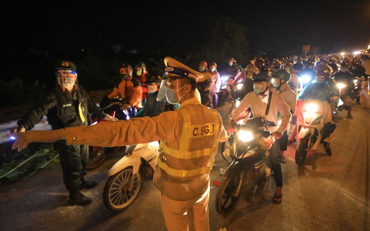 Hà Nội điều xe dẫn đường hỗ trợ hàng trăm người đi xe máy từ miền Nam về quê