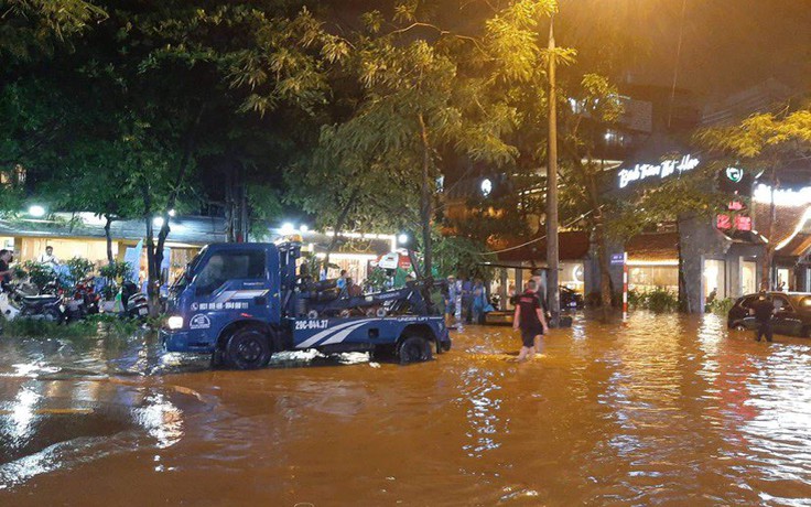 Mưa lớn cấp tập nhấn chìm nhiều tuyến phố Hà Nội trong biển nước