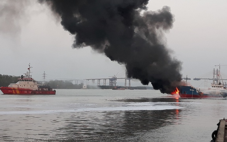 Tàu dầu tải trọng 3.000 tấn phát nổ, bốc cháy dữ dội