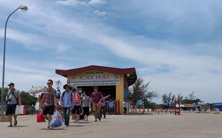 Phà Gót tạm thông thoáng, du khách hào hứng đi xe bus miễn phí đến Cát Bà