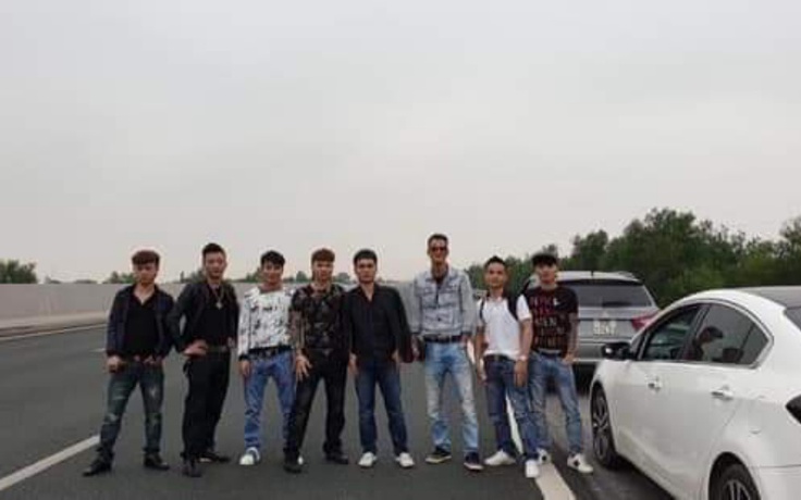 Nhóm thanh niên đứng hàng ngang chụp ảnh trên cao tốc Hà Nội - Hải Phòng