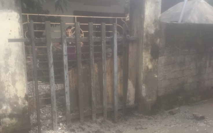 Dùng đất vay tiền, người dân bị các đối tượng lạ đổ bê tông chặn cổng nhà