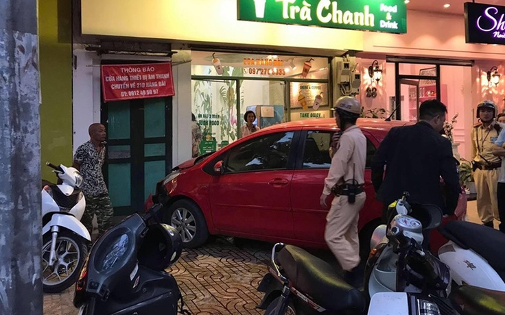 Xe Toyota Yaris mất lái, lao vào quán trà chanh tại Hà Nội