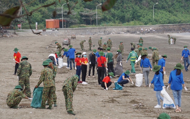 Lãnh đạo 29 cung, trung tâm thanh thiếu niên chung tay làm sạch bãi biển Đồ Sơn