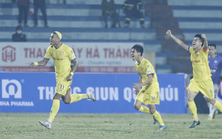 Thắng đậm Hà Nội FC, HLV đội Nam Định phản bác chuyện cố tình làm sân xấu