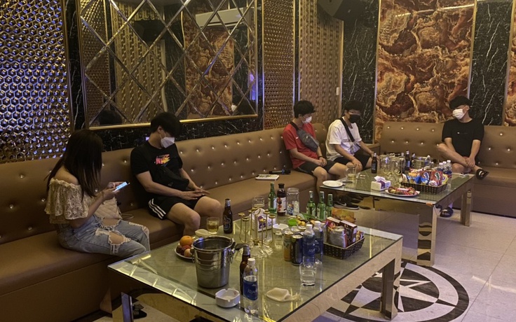 Hải Phòng: Bất chấp lệnh cấm, quán karaoke vẫn mở cửa tiếp khách nước ngoài