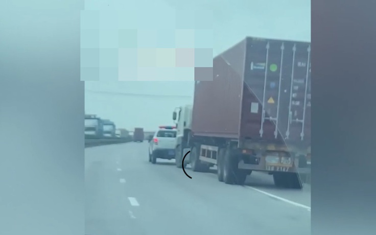 Bất chấp hiệu lệnh của CSGT, lái xe conainer đánh võng trên quốc lộ 5