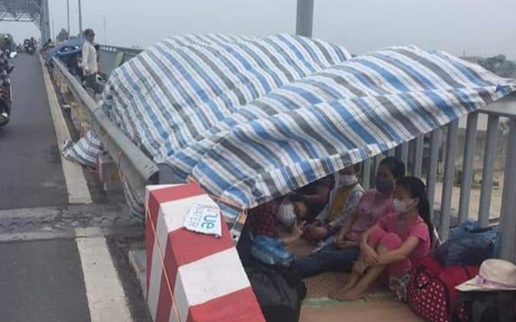 Cố tình muốn về quê, nhiều người Thái Bình phải dựng lều trên cầu để ngủ