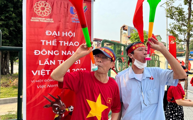 Người hâm mộ đổ về sân Việt Trì từ rất sớm cổ vũ U.23 Việt Nam