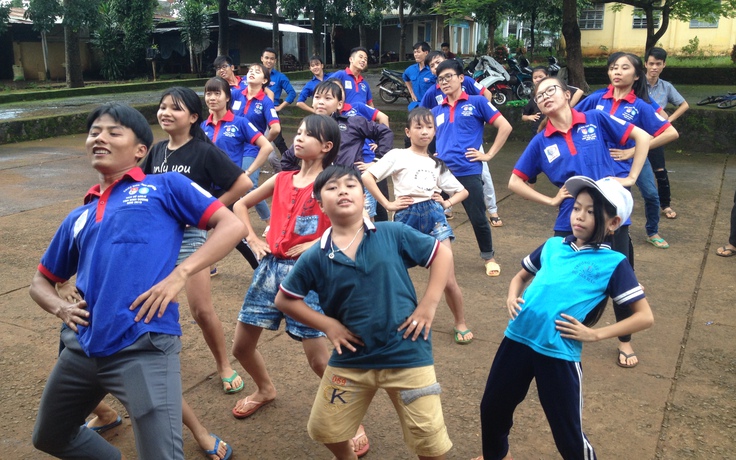 Sinh viên tình nguyện dạy múa cho học sinh vùng biên giới