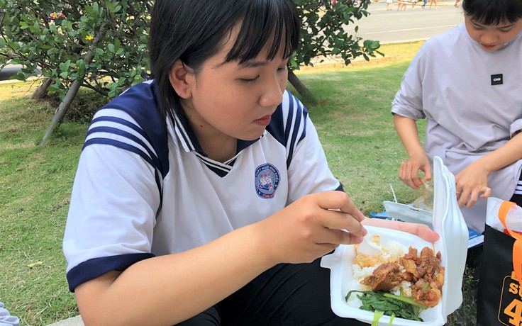 'Chị muốn giúp các em học sinh có bữa cơm trưa ấm lòng'