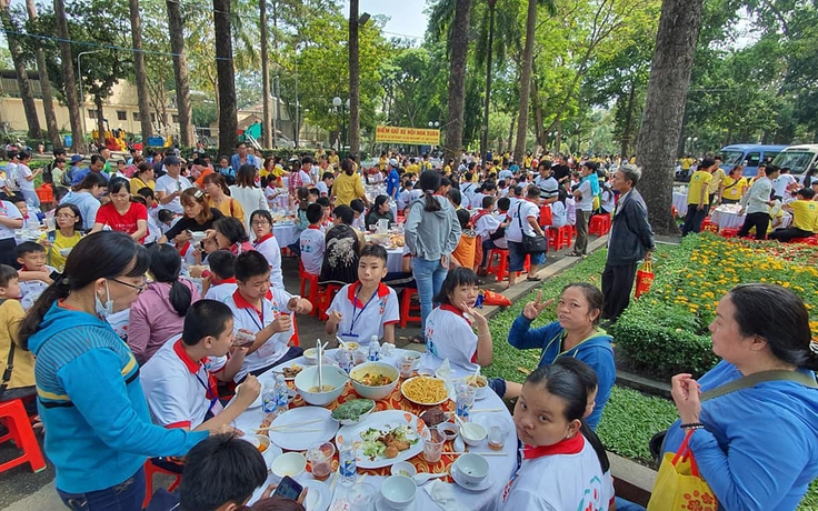 'Con được tặng quà tết và được ăn món bò kho mà con rất thích nữa'