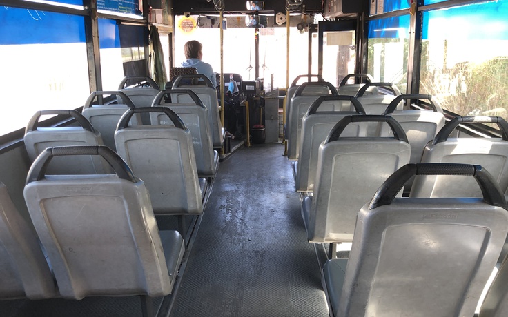 Dịch Covid-19: Xe buýt xuất bến mà trên xe không có ai!