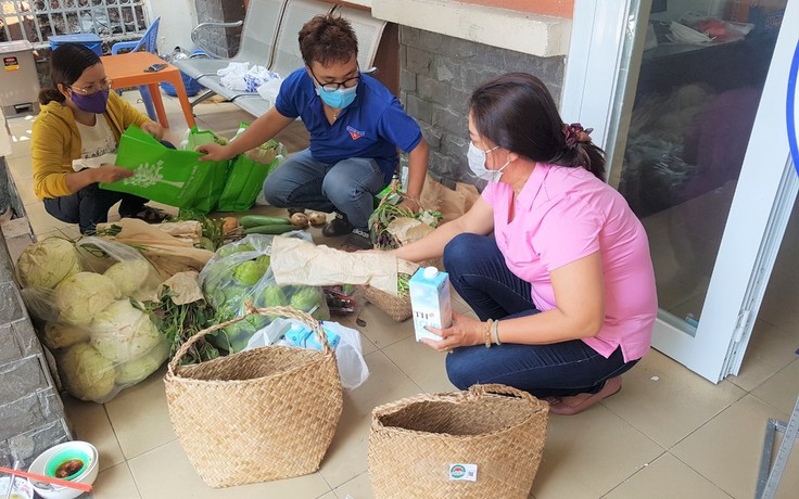 Phát cơm, khẩu trang, nước rửa tay... cho người nghèo trong những ngày cách ly xã hội