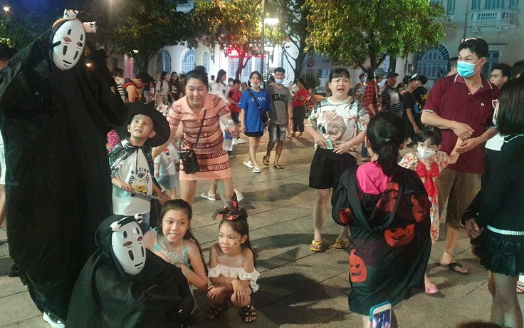 Dòng người nườm nượp đổ về phố đi bộ Nguyễn Huệ chơi Halloween