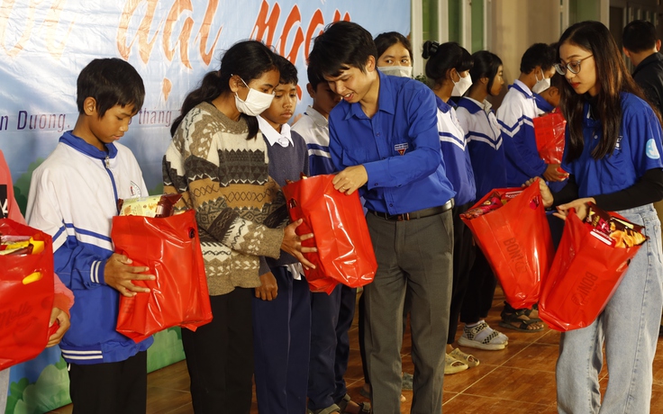 Tình nguyện mang niềm vui vật chất, tinh thần đến với đồng bào vùng sâu, vùng xa