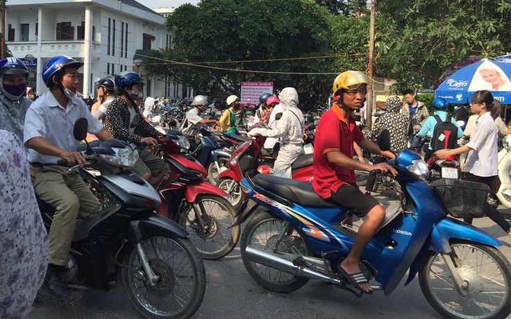 Bệnh viện Bạch Mai lùi thời điểm đóng cửa bãi giữ xe