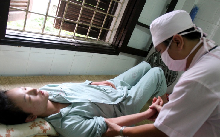 Cảnh báo thuốc hạ sốt gây tai biến nặng với người bệnh sốt xuất huyết