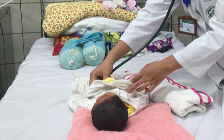 Hai bệnh nhi sinh non ở Bắc Ninh chuyển lên Hà Nội điều trị đã xuất viện