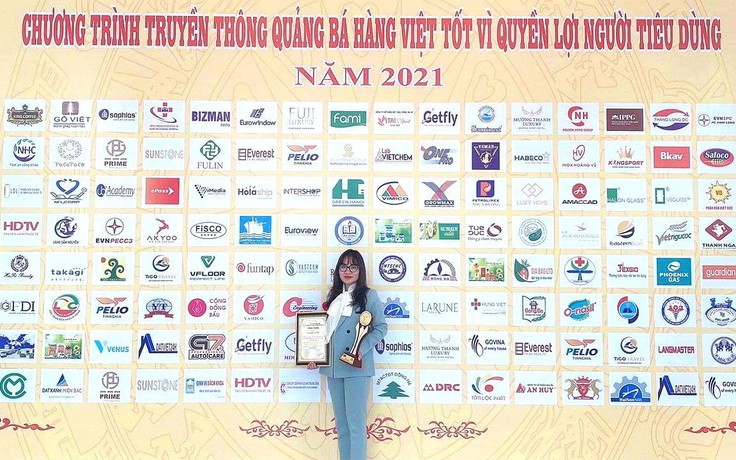 CEO Nguyễn Thị Oanh đại diện Dou Life nhận giải Sản phẩm chất lượng vàng 2021