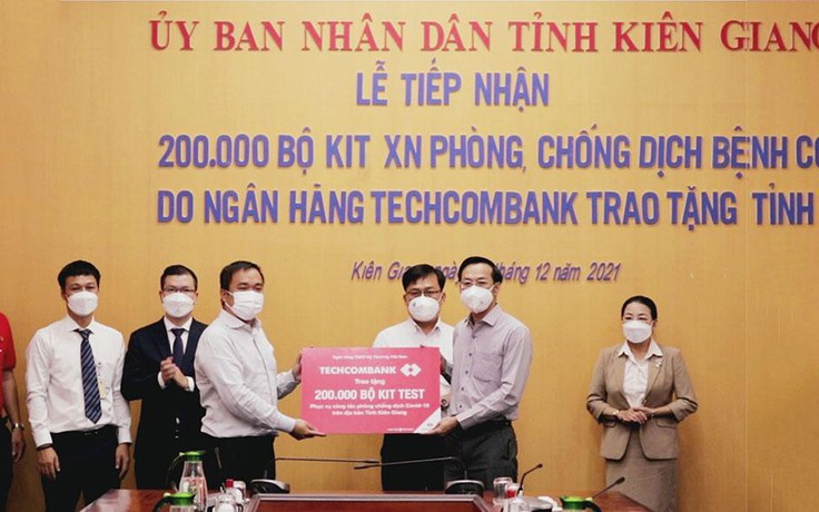 Techcombank trao tặng 200.000 bộ kit test Covid-19 đến tỉnh Kiên Giang