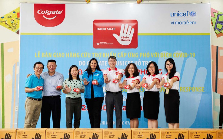 Colgate tài trợ 250.000 bánh xà phòng cho Việt Nam để chống lại Covid-19