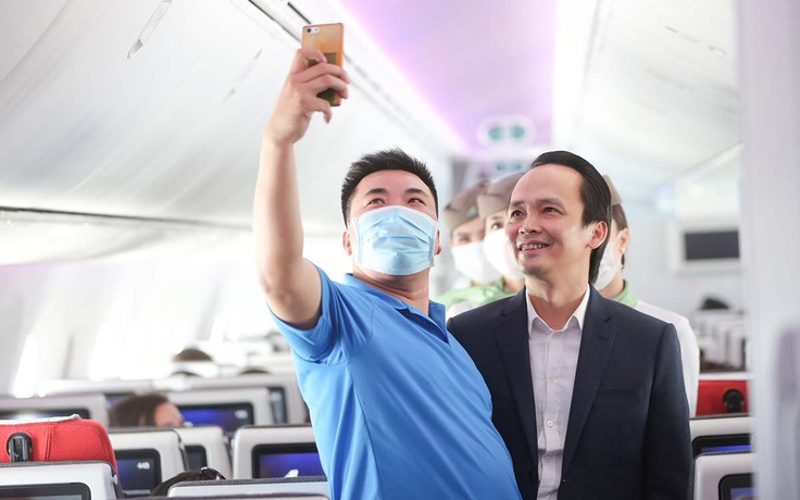 Chủ tịch Bamboo Airways xuất hiện trên khoang tặng quà trước thềm Quốc khánh 2.9