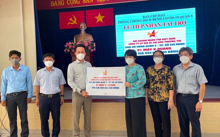 Hội doanh nhân trẻ Việt Nam và TTC trao tặng máy X-quang đến UBND quận 5