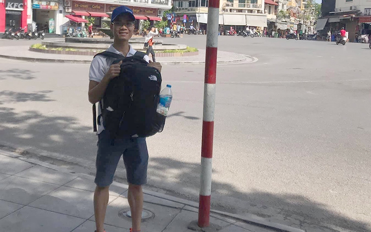 Chàng trai đi bộ xuyên Việt chỉ vài ngàn đồng, chọn ăn tết dọc đường