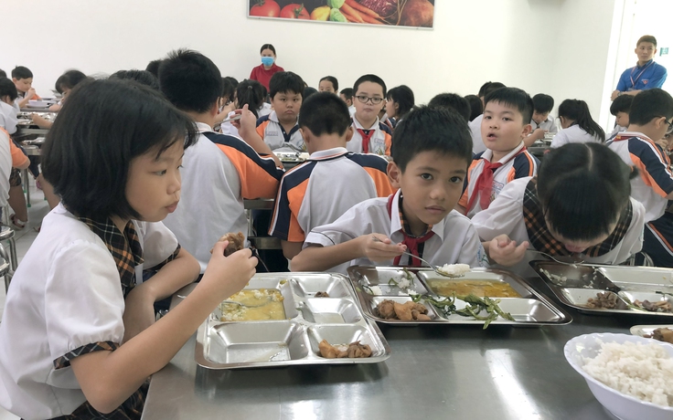 Lùm xùm chất lượng bữa ăn: Sẽ kiểm tra bếp ăn tất cả các trường