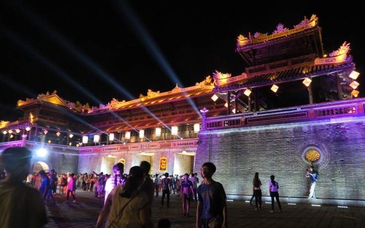 Hoàng cung Huế mở cửa về đêm sau 72 năm vắng lạnh