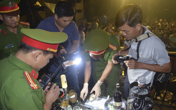 Kiểm tra Bar ASTA, phát hiện vũ công múa cột ăn mặc hở hang, ma túy tổng hợp