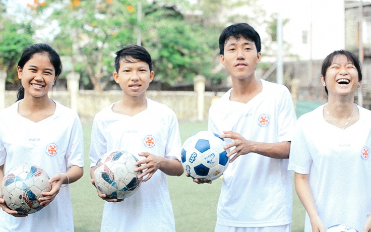 Đội bóng 4 em 'mồ côi' được mời tham dự World Cup 2018