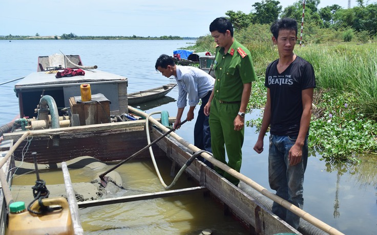 Công an phát hiện hai thuyền hút cát trộm trên sông Hương