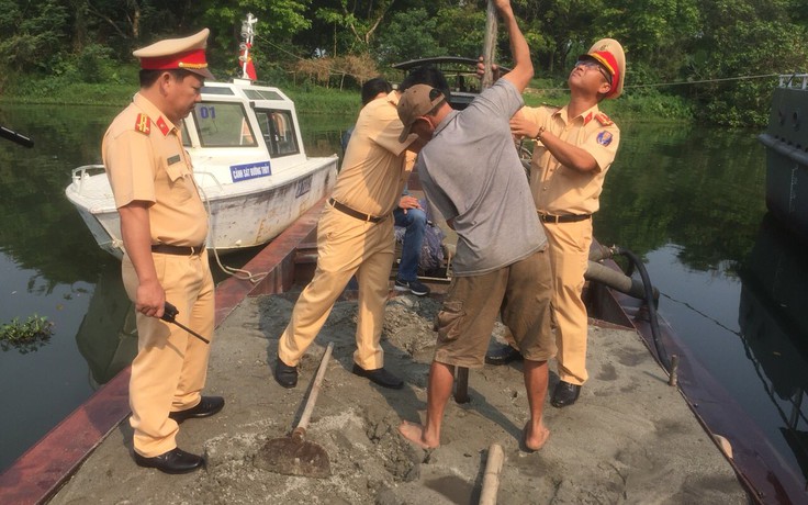 Bắt quả tang tàu hút cát trộm trên sông Hương